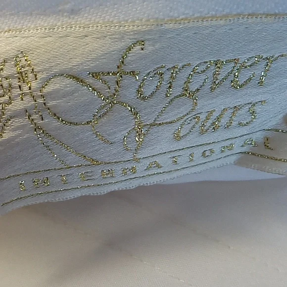 SOLD Forever yours size 4 wedding gown - Picture 8 of 11